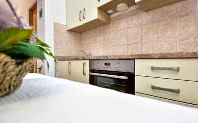 Ružica 262.1: Cabinetry, Eigentum, Countertop, Möbel, Gebäude, Schublade, Interior Design, Küche, Holz, Flooring