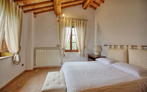 Villa Montalcino: Schlafzimmer, Bett, Möbel, Zimmer, Eigentum, Bettdecke, Bettrahmen, Interior Design, Decke, Gebäude