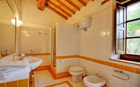 Villa Montalcino: Badezimmer, Zimmer, Eigentum, Gebäude, Haus, Interior Design, Grundeigentum, Die Architektur, Möbel, Badewanne
