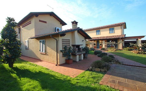 Casa Daniela: Wohngebiet, Haus, Dach, Strauch, Zuhause, Garten, Estate, Hazienda, Landscaping, Garten