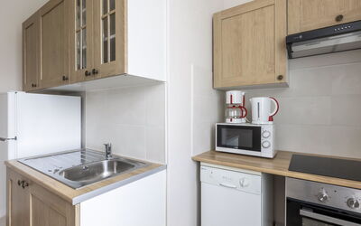 Dinard 120: Eigentum, Cabinetry, Weiss, Gasherd, Küchengerät, Gebäude, Countertop, Herd, Cooktop, Haushaltsgerät