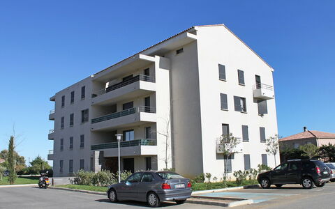 Lup - les Terrasses D'Alistro: Auto, Rad, Himmel, Gebäude, Eigentum, Pflanze, Fenster, Fahrzeug