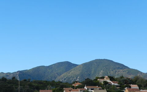 Lup - les Terrasses D'Alistro: Himmel, Berg, Eigentum, Pflanze, Ökoregion, Gebäude, Baum, Natürliche Landschaft, Hochland, Haus