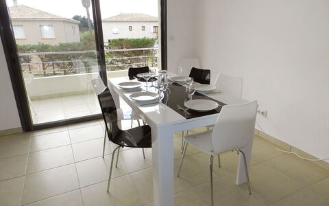 Lup - les Terrasses D'Alistro: Tabelle, Möbel, Gebäude, Stuhl, Pflanze, Holz, Fenster, Interior Design, Fussboden, Flooring