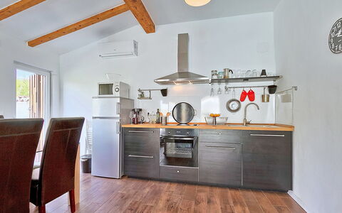 Ravan: Cabinetry, Countertop, Eigentum, Möbel, Gebäude, Herd, Schublade, Holz, Beleuchtung, Küche