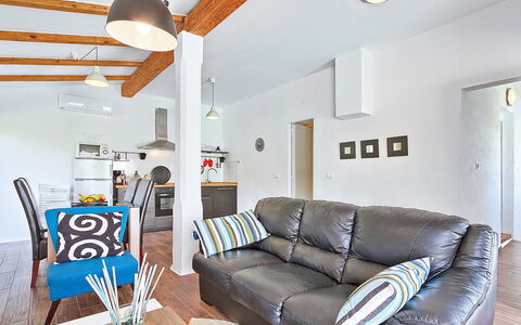 Ravan: Couch, Möbel, Eigentum, Bilderrahmen, Komfort, Interior Design, Wohnzimmer, Beleuchtung, Flooring, Kissen