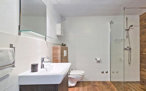 Ravan: Zapfhahn, Armatur, Sinken, Gebäude, Eigentum, Spiegel, Bad Sink, Badezimmer, Badezimmerschrank, Holz