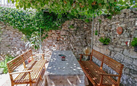 Pula Vodnjan 103: Pflanze, Möbel, Tabelle, Stuhl, Tisch Im Freien, Gartenmöbel, Holz, Gebäude, Freizeit, Gras