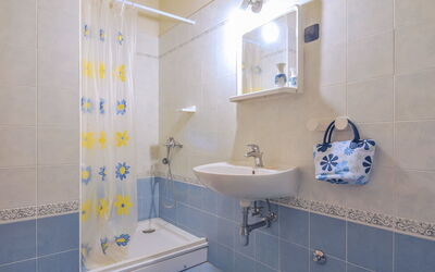 Forlani 103.2: Spiegel, Zapfhahn, Armatur, Sinken, Eigentum, Bad Sink, Lila, Badezimmer, Badewanne, Interior Design