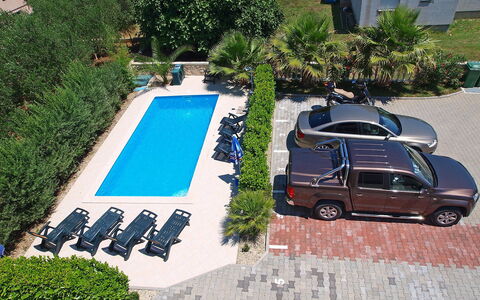 Zadar Bibinje 208: Eigentum, Fahrzeug, Auto, Gras, Transport, Transportart, Parkplatz, Haus, Baum, Wohngebiet