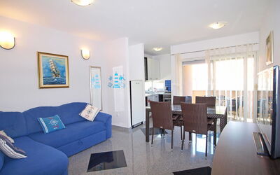 Marko 208.3: Zimmer, Eigentum, Möbel, Gebäude, Interior Design, Wohnzimmer, Grundeigentum, Fussboden, Haus, Decke