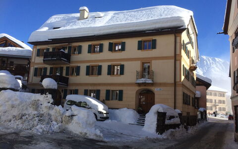Ferienwohnungen Chasa Werro: Fenster, Nachbarschaft, Haus, Wohnung, Einfrieren, Winter, Schnee, Parkplatz, Balkon
