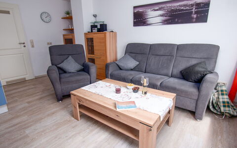 Fischerstube: Couch, Möbel, Tabelle, Bilderrahmen, Azurblau, Komfort, Holz, Beleuchtung, Interior Design, Wohnzimmer