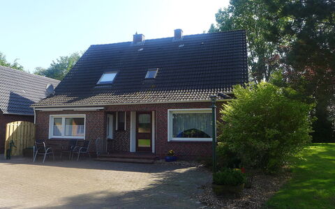Hage 180: Gebäude, Himmel, Pflanze, Eigentum, Fenster, Haus, Grundstueck, Baum, Hütte, Holz