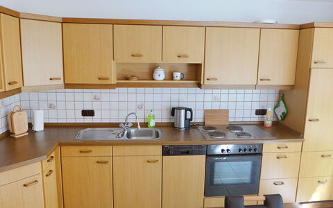 Hage 180: Countertop, Cabinetry, Spüle, Sinken, Eigentum, Zapfhahn, Gebäude, Küchengerät, Küche, Herd