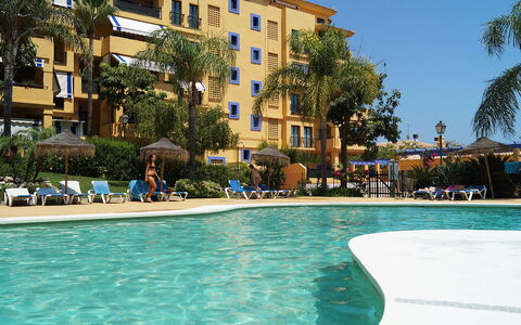 Los Almendros i: Wasser, Himmel, Eigentum, Gebäude, Schwimmbad, Fenster, Azurblau, Pflanze, Baum, Freizeit