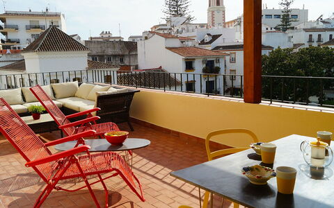 Plaza de Las Flores: Tabelle, Möbel, Eigentum, Gebäude, Blumentopf, Himmel, Stuhl, Tisch Im Freien, Interior Design, Gartenmöbel