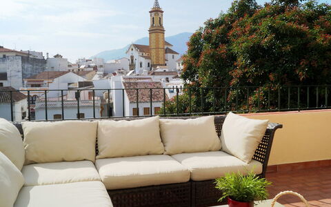 Plaza de Las Flores: Couch, Himmel, Eigentum, Möbel, Pflanze, Blumentopf, Zimmerpflanze, Gebäude, Wolke, Beleuchtung