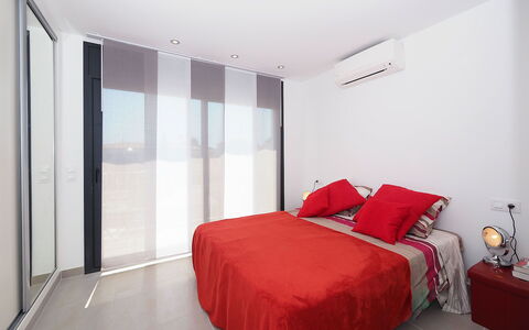 Norfeu: Schlafzimmer, Zimmer, Bett, Möbel, Eigentum, Interior Design, Bettdecke, Rot, Bedding, Decke