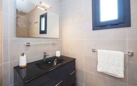 Norfeu: Badezimmer, Zimmer, Eigentum, Fliese, Zapfhahn, Fussboden, Interior Design, Wand, Sinken, Bad Zubehör