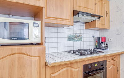 Maison de L'Anse du Guesclin 2 920.2: Countertop, Cabinetry, Eigentum, Gebäude, Küche, Küchengerät, Herd, Holz, Haushaltsgerät, Interior Design