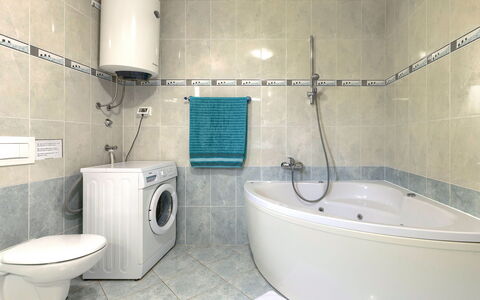 Villa Vittoria: Badewanne, Armatur, Eigentum, Badezimmer, Duschkopf, Zapfhahn, Gebäude, Lila, Dusche, Haus