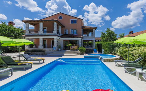 Villa Vittoria: Wolke, Himmel, Pflanze, Wasser, Eigentum, Gebäude, Schwimmbad, Azurblau, Gewässer, Blume