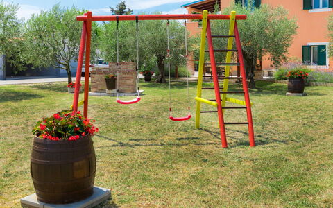 Pula 129: Öffentlicher Raum, Spielplatz, Gras, Baum, Spielmittel, Grundstueck, Erholung, Hinterhof, Die Architektur, Pflanze