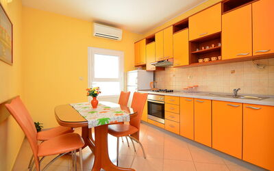 Mornar 100.4: Eigentum, Zimmer, Orange, Gelb, Möbel, Küche, Gebäude, Interior Design, Cabinetry, Haus