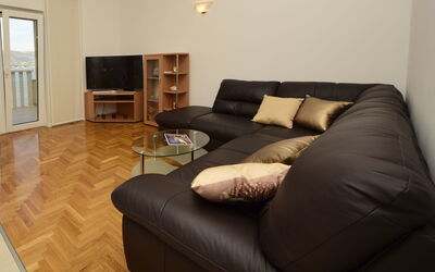 Mornar 100.2: Möbel, Zimmer, Eigentum, Fussboden, Interior Design, Wohnzimmer, Laminatboden, Holzboden, Schlafzimmer, Wand