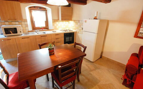 Fenis 100: Tabelle, Möbel, Cabinetry, Eigentum, Countertop, Stuhl, Holz, Fernsehen, Haushaltsgerät, Zimmerpflanze