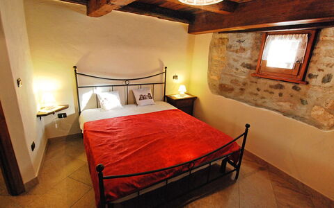 Fenis 100: Möbel, Eigentum, Gebäude, Komfort, Holz, Bettrahmen, Beleuchtung, Orange, Interior Design, Bett