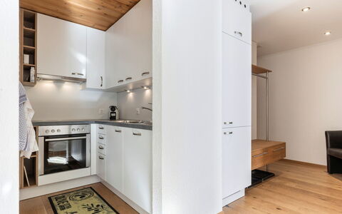 Atlantis Apartments by Mein Samnaun – Mo: Flooring, Interior Design, Fussboden, Holz, Möbel, Küchengerät, Küche, Decke, Major Appliance, Holzboden