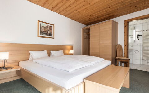 Atlantis Apartments by Mein Samnaun – Mo: Holz, Interior Design, Fussboden, Bett, Schlafzimmer, Flooring, Möbel, Zimmer, Decke, Bettrahmen