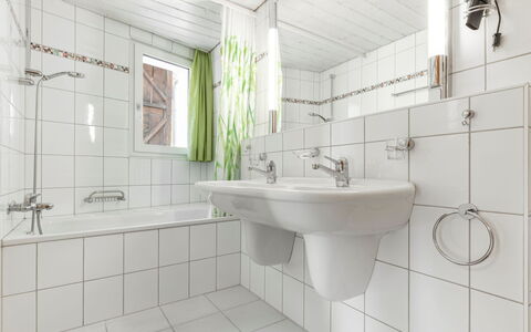 Atlantis Apartments by Mein Samnaun – Mo: Badezimmer, Armatur, Interior Design, Bad Sink, Flooring, Sinken, Fussboden, Zapfhahn, Installation, Toilette