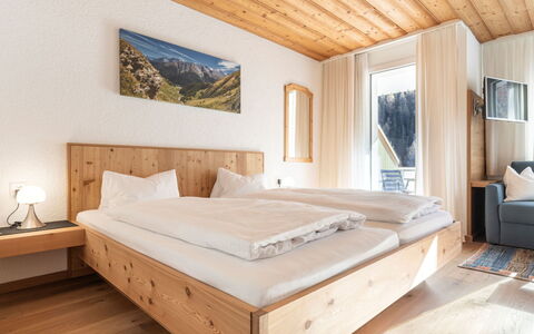 Atlantis Apartments by Mein Samnaun – Mo: Holz, Zuhause, Schlafzimmer, Gebirge, Bett, Hartholz, Bedding, Bettdecke, Glazialmorphologie, Bettrahmen