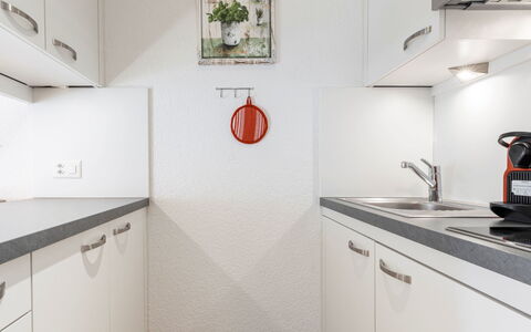 Atlantis Apartments by Mein Samnaun – Mo: Küche, Countertop, Interior Design, Major Appliance, Küchengerät, Flooring, Cabinetry, Decke, Zuhause, Zimmer