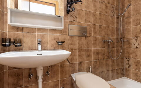 Atlantis Apartments by Mein Samnaun – Mo: Badezimmer, Toilleten Sitz, Bad Sink, Armatur, Toilette, Flooring, Sinken, Interior Design, Fussboden, Zapfhahn