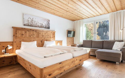Atlantis Apartments by Mein Samnaun – Mo: Holz, Interior Design, Möbel, Decke, Hartholz, Bett, Holzbeize, Schlafzimmer, Holzboden, Planke