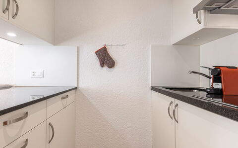 Atlantis Apartments by Mein Samnaun – Mo: Interior Design, Holz, Küche, Flooring, Countertop, Fussboden, Decke, Cabinetry, Zimmer, Küchengerät