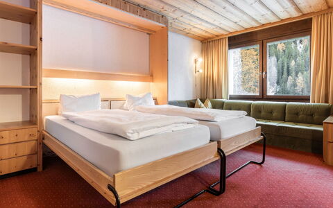 Atlantis Apartments by Mein Samnaun – Mo: Holzbeize, Hartholz, Bett, Vorhang, Schlafzimmer, Hotel, Bettrahmen, Eco Hotel