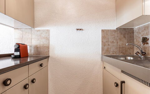 Atlantis Apartments by Mein Samnaun – Mo: Wand, Countertop, Interior Design, Flooring, Decke, Küche, Fussboden, Armatur, Cabinetry, Zimmer