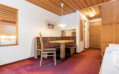 Atlantis Apartments by Mein Samnaun – Mo: Interior Design, Decke, Zimmer, Hotel, Bilderrahmen, Hartholz, Regal, Cabinetry