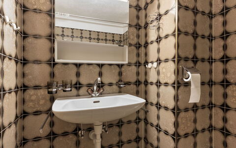 Atlantis Apartments by Mein Samnaun – Mo: Armatur, Badezimmer, Fliese, Installation, Bad Sink, Zapfhahn, Sinken