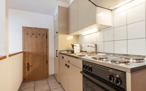 Atlantis Apartments by Mein Samnaun – Mo: Holz, Flooring, Interior Design, Decke, Küche, Major Appliance, Cabinetry, Fussboden, Zimmer, Countertop