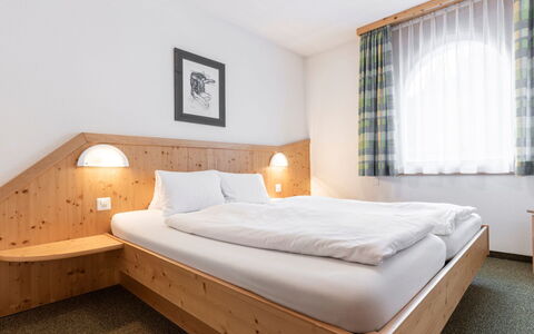 Atlantis Apartments by Mein Samnaun – Mo: Schlafzimmer, Bett, Bettrahmen, Hotel, Bedding, Hartholz, Bettdecke, Matratze, Matratzenauflage