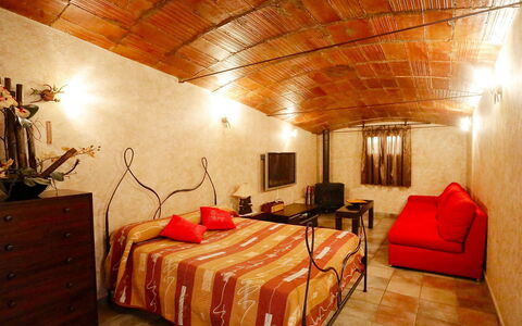 L'Aldea: Schlafzimmer, Bett, Zimmer, Möbel, Eigentum, Interior Design, Decke, Gebäude, Bettdecke, Bettrahmen