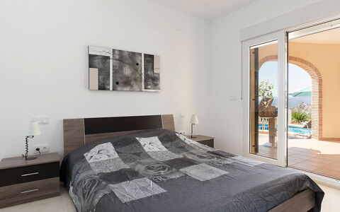 Capi: Schlafzimmer, Möbel, Eigentum, Bett, Zimmer, Bettdecke, Bettrahmen, Bedding, Interior Design, Fussboden