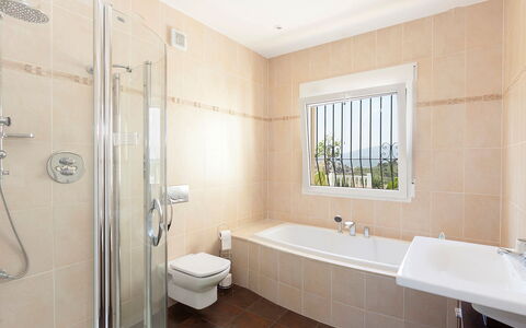 Capi: Badezimmer, Zimmer, Eigentum, Interior Design, Fliese, Armatur, Wand, Badewanne, Gebäude, Decke
