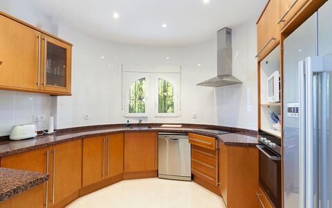 Capi: Countertop, Zimmer, Eigentum, Möbel, Cabinetry, Küche, Gebäude, Interior Design, Grundeigentum, Haus